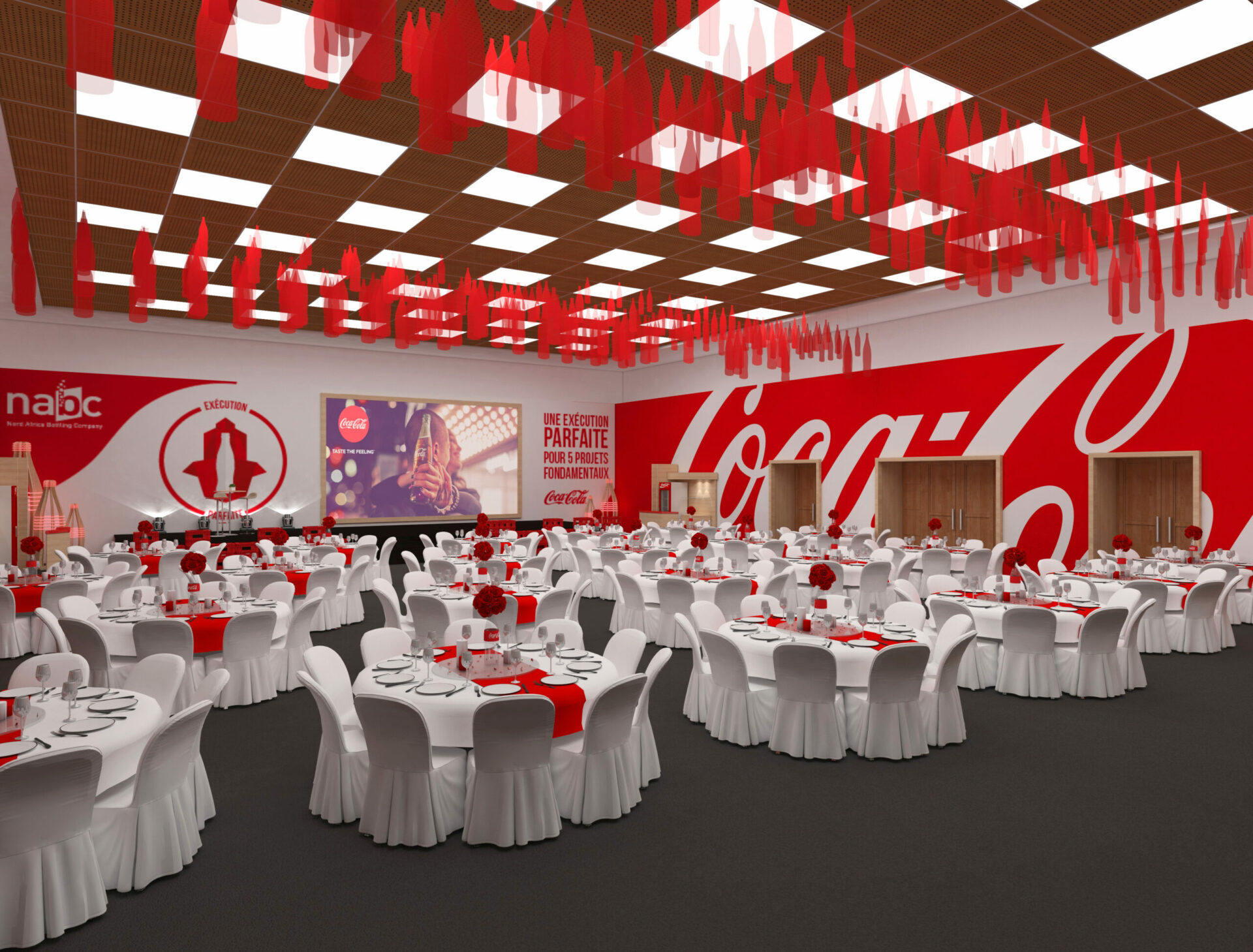 Scène d'un événement corporatif NABC décoré aux couleurs de Coca-Cola, avec des caisses rouges, un écran projetant une publicité Coca-Cola, et des tables dressées en blanc et rouge pour une ambiance immersive, design par Archigram