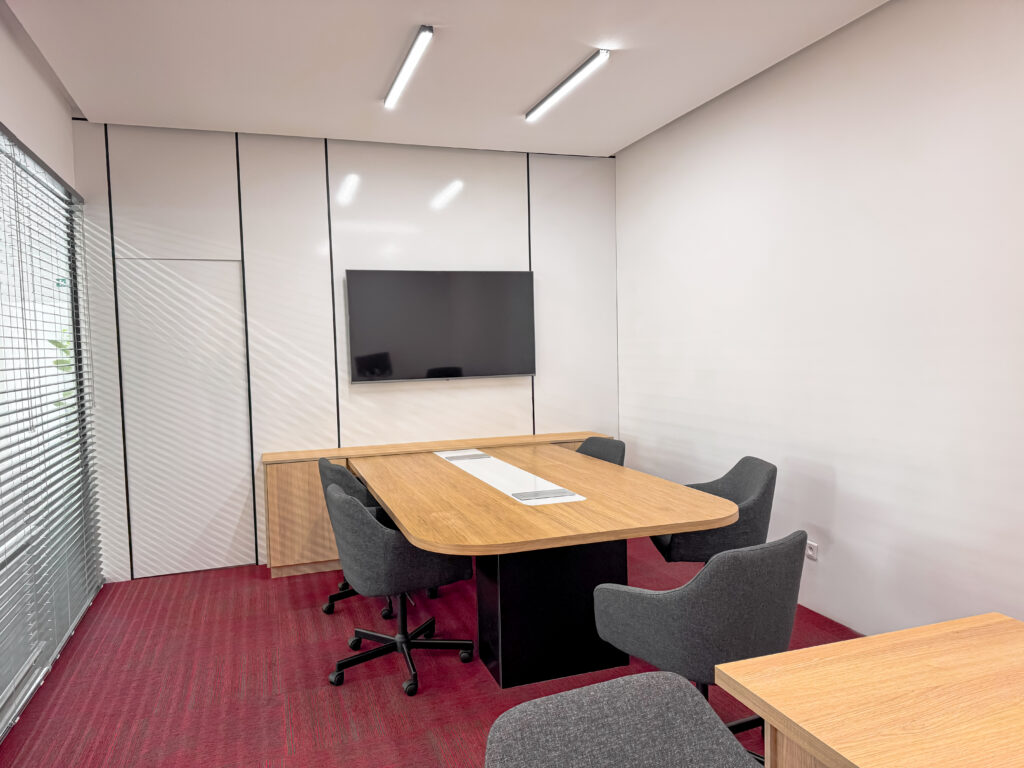 Bureau moderne avec mobilier ergonomique, étagères rétroéclairées