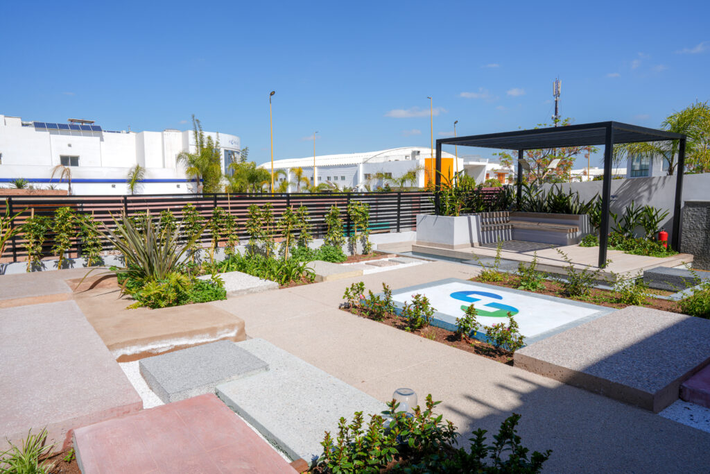 Mur bleu incurvé dans un espace éducatif sur la décarbonation du bâtiment